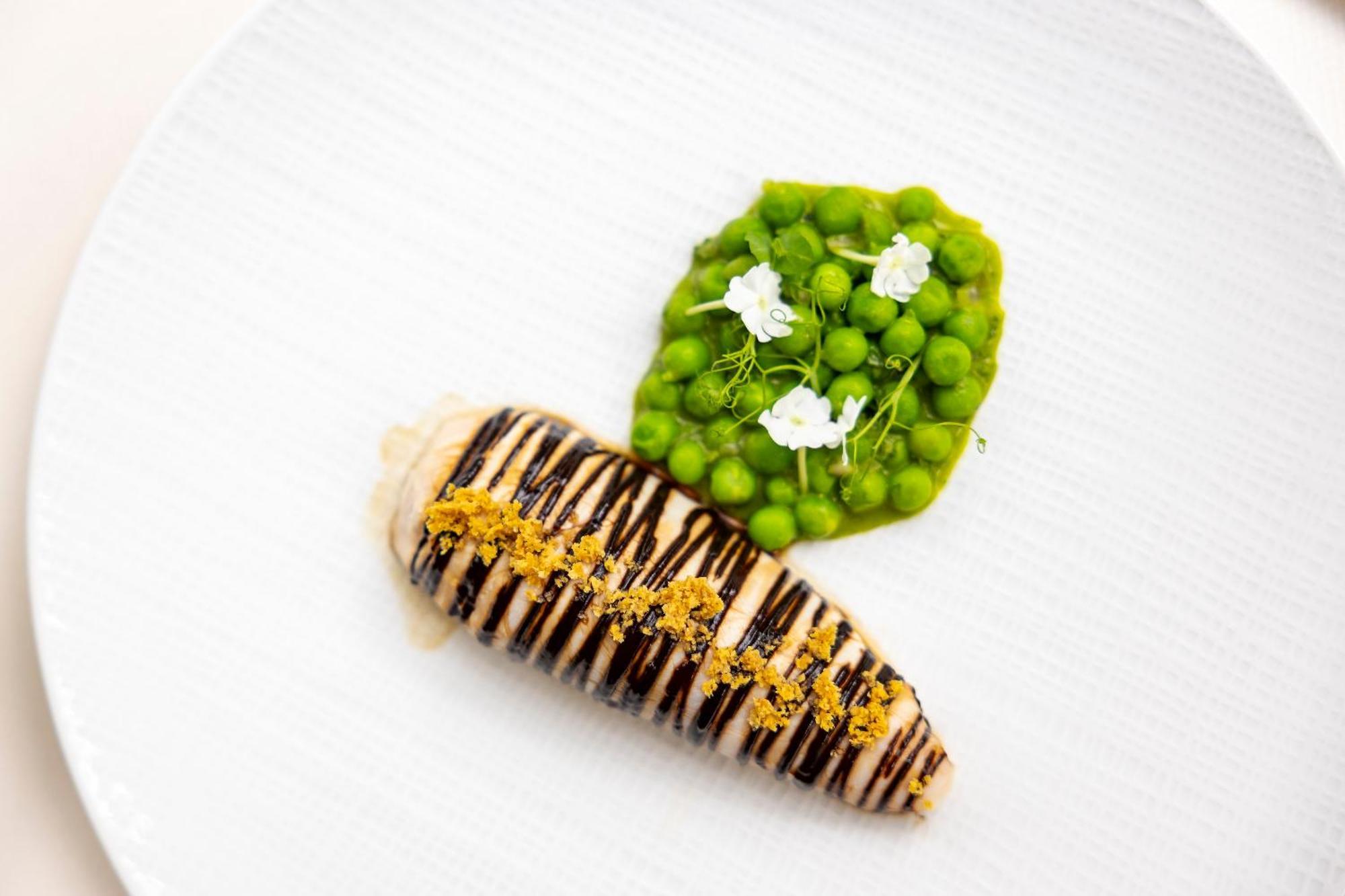 Hostellerie Briqueterie & Spa Champagne Vinay  المظهر الخارجي الصورة A dish by Chef Grant Achatz