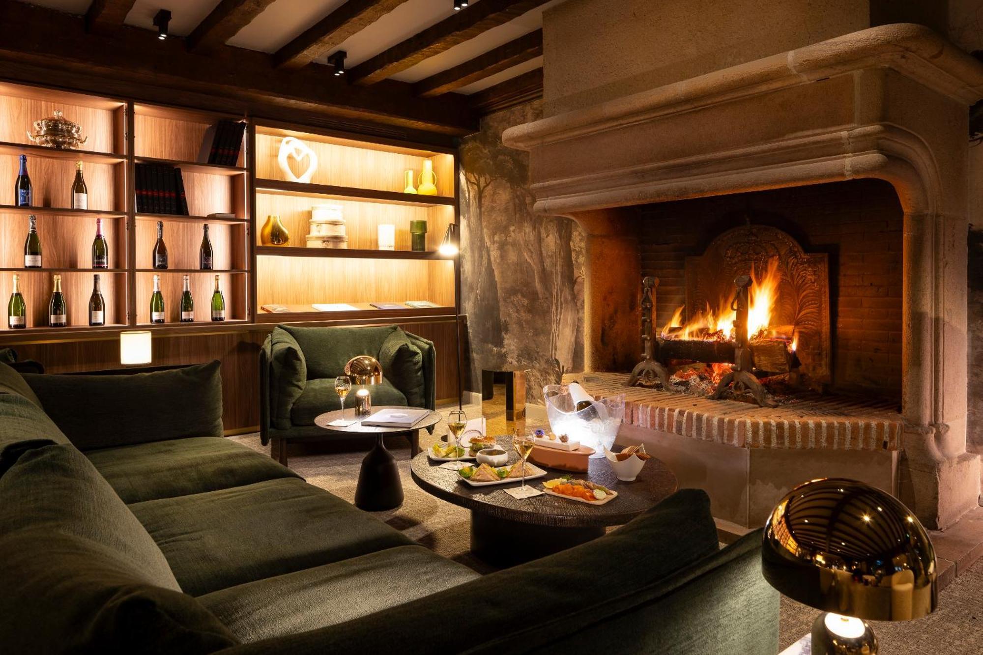 Hostellerie Briqueterie & Spa Champagne Vinay  المظهر الخارجي الصورة The fireplace at the bar