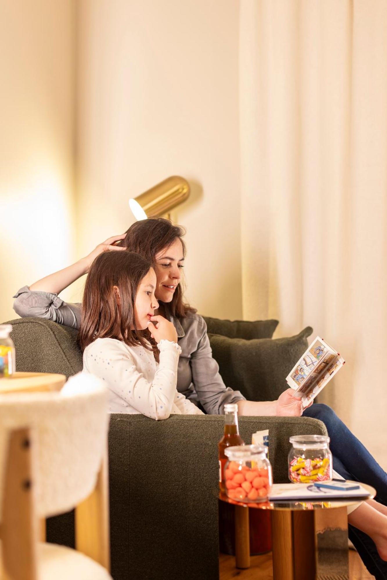 Hostellerie Briqueterie & Spa Champagne Vinay  المظهر الخارجي الصورة A mother and daughter looking at a photo album together