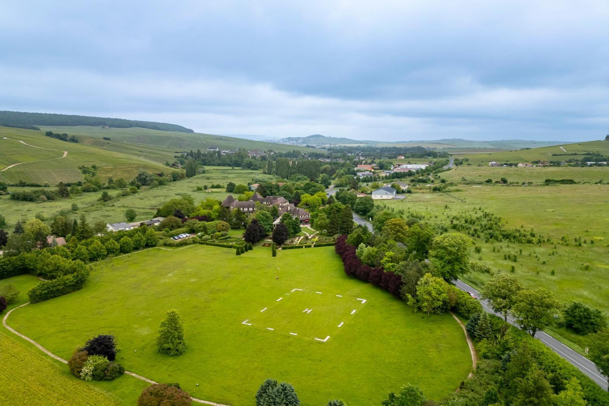 Hostellerie Briqueterie & Spa Champagne Vinay  المظهر الخارجي الصورة Aerial view of the village