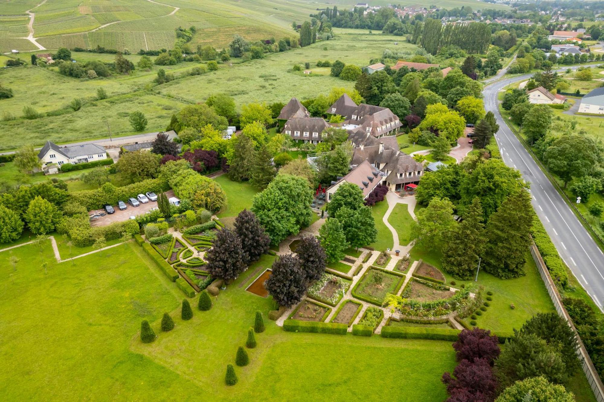 Hostellerie Briqueterie & Spa Champagne Vinay  المظهر الخارجي الصورة Aerial view of the gardens