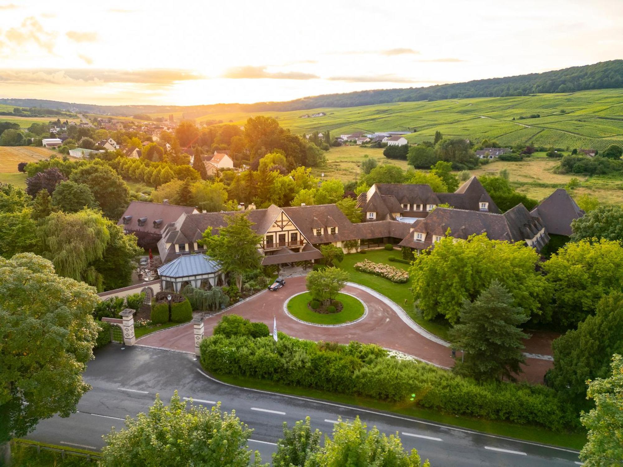 Hostellerie Briqueterie & Spa Champagne Vinay  المظهر الخارجي الصورة Aerial view of the hotel
